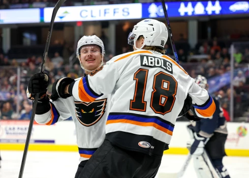 Rodrigo Ābols palīdz "Lehigh Valley Phantoms" izcīnīt uzvaru AHL spēlē.