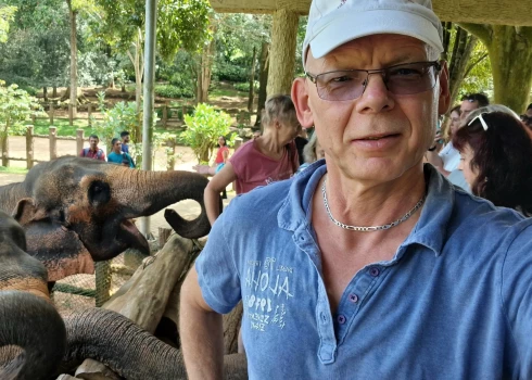 Reiniks ir informēts, ka Šrilankā rūpnieciski notiekot ziloņu izkārnījumu pārstrāde.