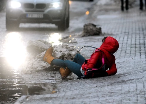 Pirmdien daudzviet uz ceļiem un ietvēm veidosies stiprs apledojums.