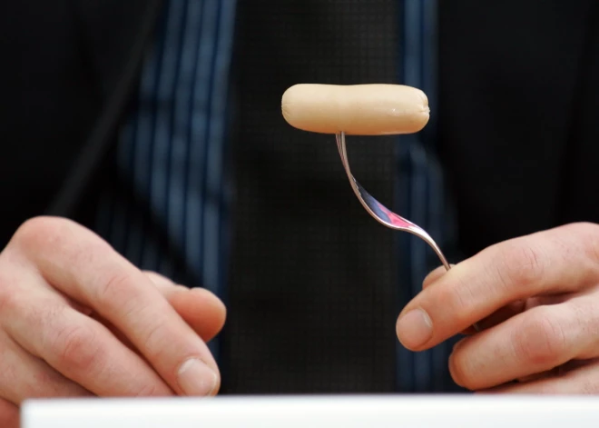 "Šie cīsiņi bijuši īpaši – gardāki par jebkuriem citiem!" Kurjera sirsnīgais žests dziļi aizkustina ģimeni