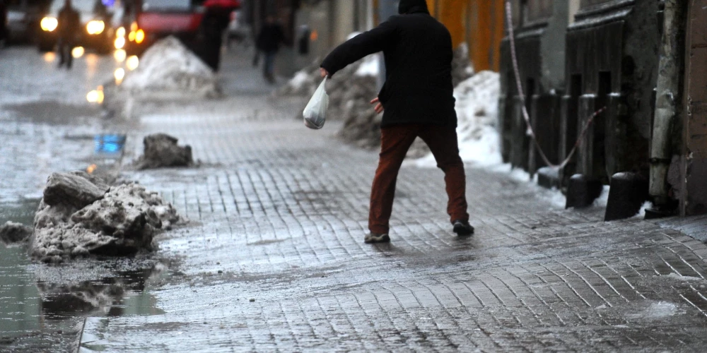 Rīgas pašvaldība aicina iedzīvotājus būt īpaši piesardzīgiem un savlaicīgi plānot izbraukšanas laiku un maršrutu, rēķinoties, ka ceļā var būt jāpavada ilgāks laiks nekā ierasts.