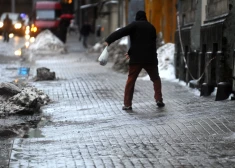 Rīgas pašvaldība aicina iedzīvotājus būt īpaši piesardzīgiem un savlaicīgi plānot izbraukšanas laiku un maršrutu, rēķinoties, ka ceļā var būt jāpavada ilgāks laiks nekā ierasts.