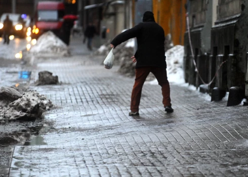 Rīgas pašvaldība aicina iedzīvotājus būt īpaši piesardzīgiem un savlaicīgi plānot izbraukšanas laiku un maršrutu, rēķinoties, ka ceļā var būt jāpavada ilgāks laiks nekā ierasts.