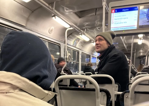 Vīrietis 2024. gada 20. decembrī ap plkst. 17.20 "Rīgas satiksme" 5. tramvaja maršrutā uzvedās agresīvi un lamājās.