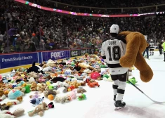 FOTO: AHL spēlē ar milzu pārsvaru sasniegts sirsnīgākais hokeja pasaules rekords