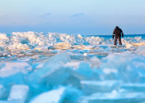 В Юрмале запрещено находиться на льду водоемов, в том числе и моря.