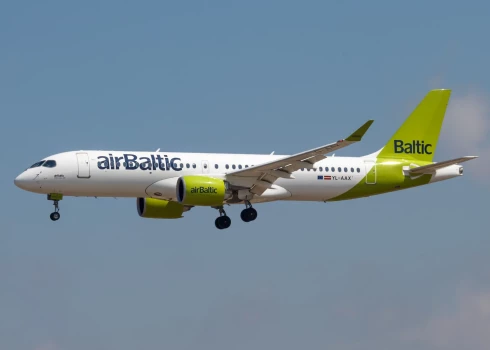 Koalīcija vēl nelemj par lidsabiedrības "airBaltic" vadības maiņu un gaidīs akcionāru sapulces lēmumus. 