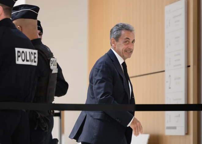Bijušais Francijas prezidents Sarkozī stājas tiesas priekšā