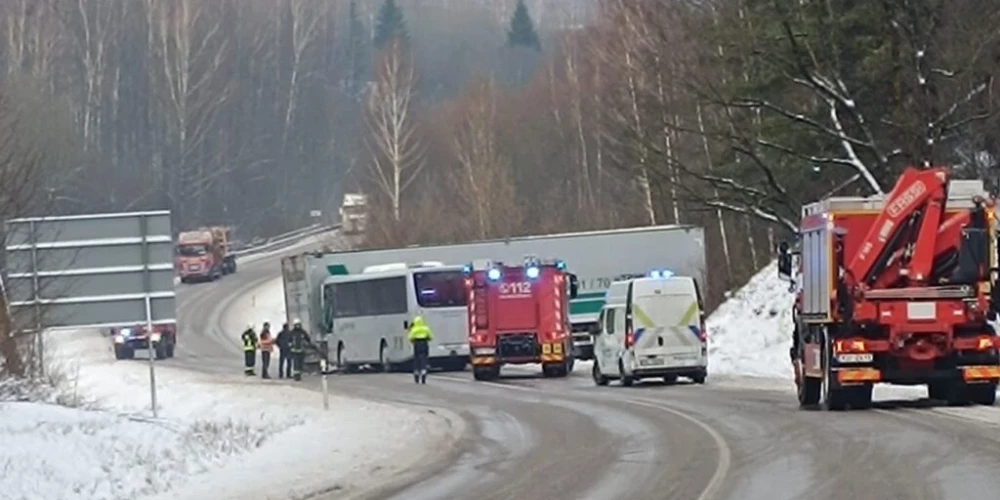 Autobusa un kravas auto sadursmē cietis cilvēks.