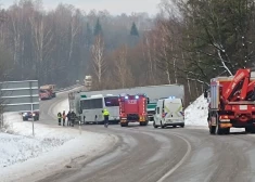 Autobusa un kravas auto sadursmē cietis cilvēks.