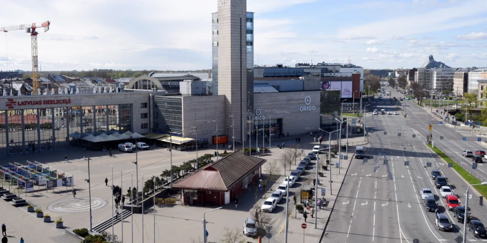 Stacijas laukums Rīgā.