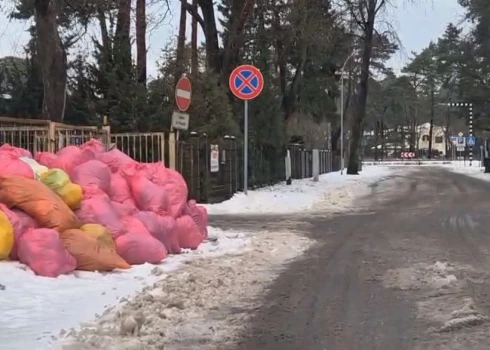 Apsaimniekotāja "All recycling" sakrautie atkritumu maisi pie Jūrmalas slimnīcas (foto: Valsts vides dienests)