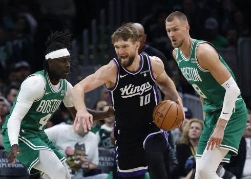 Sacramento "Kings" līderis Domants Sabonis pret NBA čempiones "Celtics" zvaigznēm Kristapu Porziņģi un Džrū Holideju