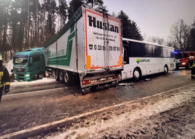 "Дорогу нужно чистить, и только потом сыпать соль": водитель негодует из-за столкновения с автобусом под Айзкраукле