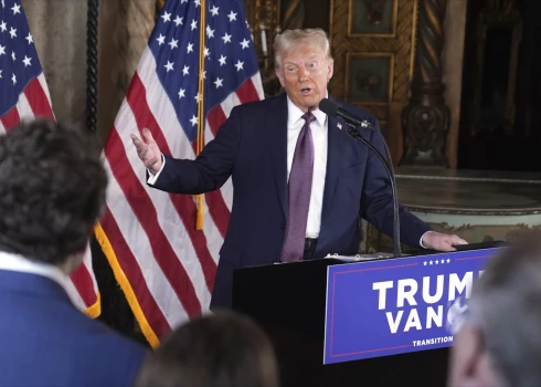 Donalds Tramps preses konferencē draud ASV NATO sabiedrotajām Dānijai un Kanādai