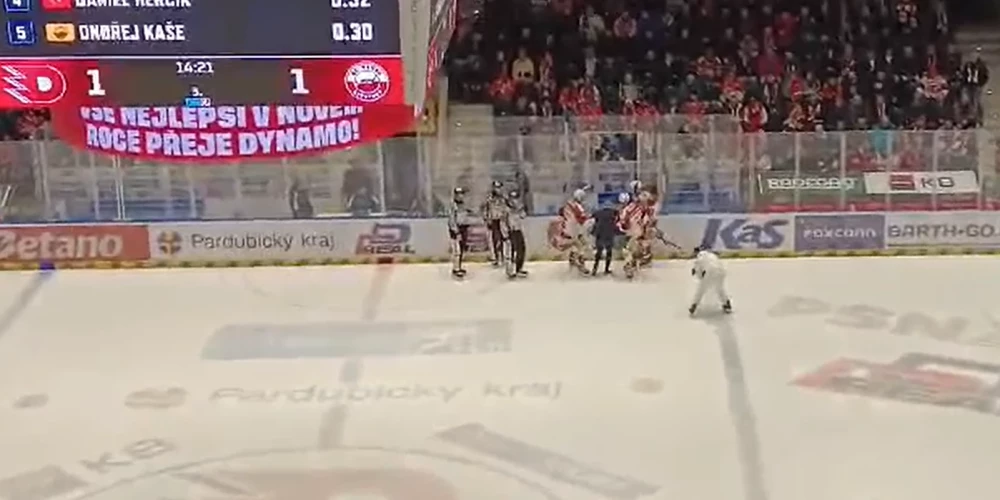 Nelaime tribīnēs Čehijas Ekstralīgas spēlē (ekrānuzņēmums no video)