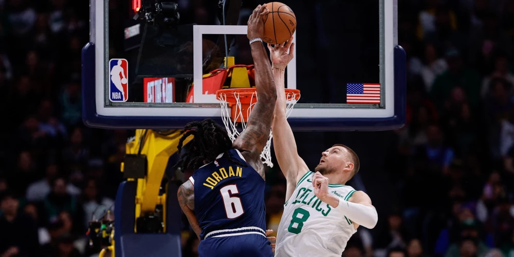Kristaps Porziņģis aizsardzībā bloķē Deandrē Džordanu.