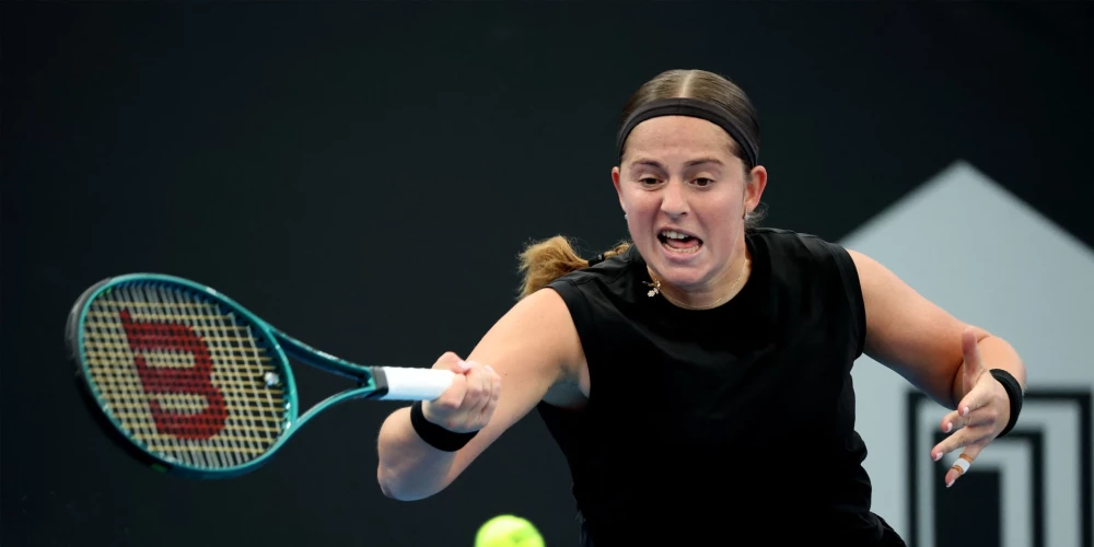 Aļona Ostapenko darbībā Adelaides WTA 500 sērijas turnīrā. 