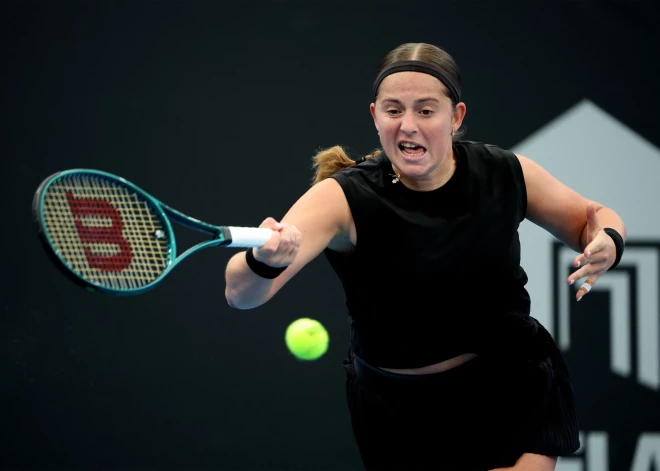 Aļona Ostapenko jau otrajā kārtā noliek Adelaides WTA turnīra čempiones pilnvaras