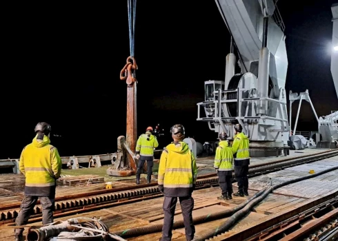 FILE PHOTO: A crew works near the presumed anchor of the Eagle S tanker, on the deck of HMS Belos, off Porkkalanniemi, Finland in this undated Finnish police handout image. The anchor has been recovered from the Gulf of Finland in connection with the criminal investigation conducted by the National Bureau of Investigation. The anchor is suspected to be related to the cable rupture that took place on Christmas Day, December 25, 2024. The authorities raised the anchor to the surface in a joint operation January 6, 2025. Lehtikuva/Police of Finland/Handout via REUTERS ATTENTION EDITORS - THIS IMAGE WAS PROVIDED BY A THIRD PARTY. NO THIRD PARTY SALES. NOT FOR USE BY REUTERS THIRD PARTY DISTRIBUTORS. FINLAND OUT. NO COMMERCIAL OR EDITORIAL SALES IN FINLAND./File Photo