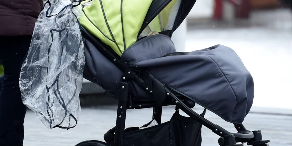 Kā Jauns.lv paskaidro VSAA Pabalstu metodiskās vadības daļas vecākā eksperte Andrika Stretinska, cilvēkiem būtu ērtāk saņemt pabalstus automātiski, bet tiesību normas paredz iespēju pabalstus saņemt vienam no vecākiem.