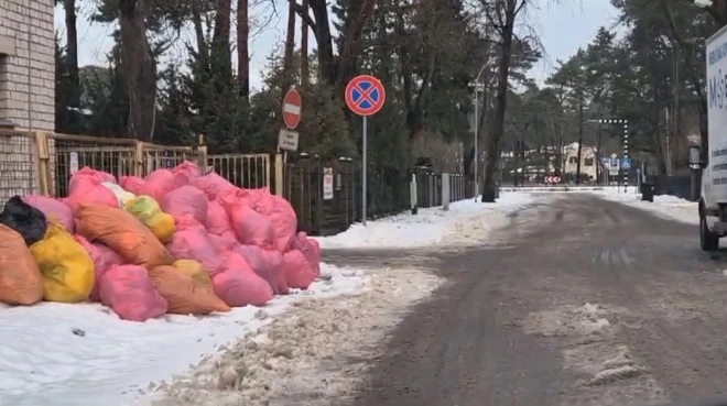 Šāda medicīnas atkritumu apsaimniekošana nav pieļaujama, jo tie var saturēt bīstamus un infekciozus materiālus un priekšmetus, kuru apsaimniekošanai ir īpašas drošības prasības.