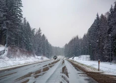 Apledojuma un sniega dēļ daudzviet Latvijā apgrūtināti braukšanas apstākļi.