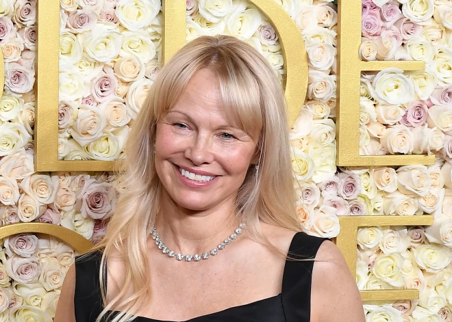 "Mani gandrīz nogalināja!” Aktrise Pamela Andersone lidmašīnā piedzīvojusi uzbrukumu