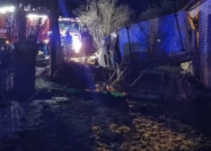 VIDEO: “Pēkšņi viss sāka lidot!" Ķekavā iereibis šoferis ar mikroautobusu ielido mājas logā