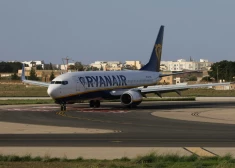 "Ryanair" uzskata, ka trakotājam "jāatlīdzina izdevumi" par nakšņošanu, pasažieru izdevumiem un iekāpšanas maksām.