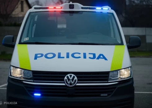 Valsts policija atkārtoti aicina iedzīvotājus sargāt savus īpašumus un slēgt ciet durvis automašīnām, kā arī logus neatstāt atvērtus, un atslēgas neatstāt automašīnas salonā.