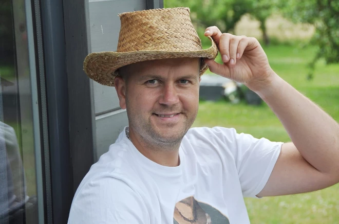 Didzis ir viesu nama "Vectēva dārzs" īpašnieks.