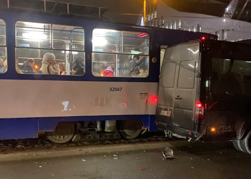 Viena no automašīnām, kas ietriecās tramvajā (aculiecinieka foto)