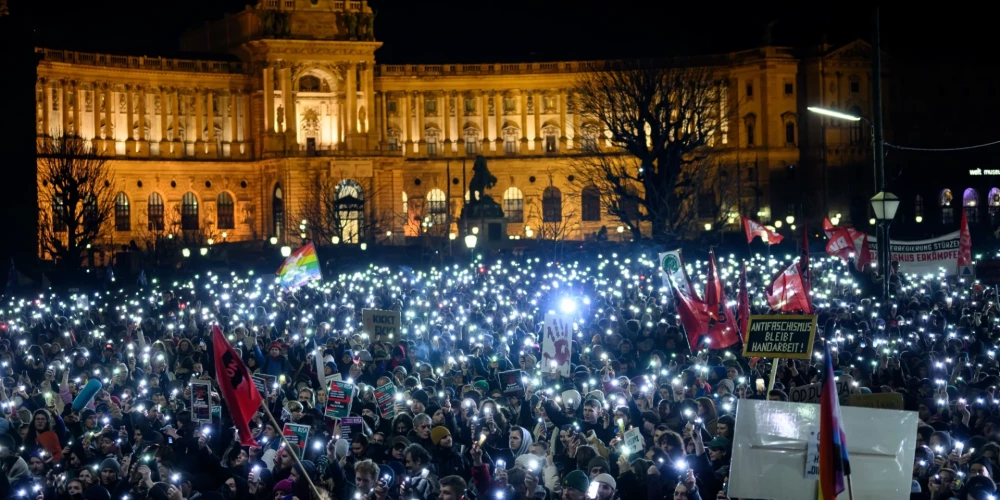 Protestā Vīnē ielās izgāja 25 tūkstoši demontrantu.