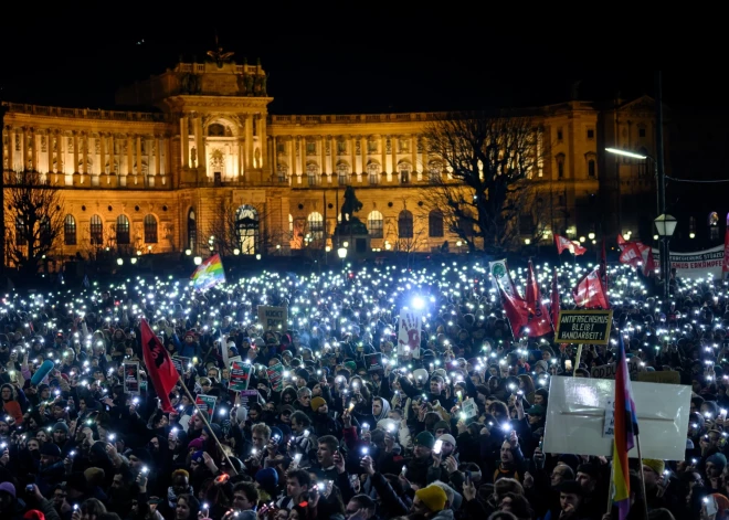 "Mūsu valstī draud autoritārs uzbrukums demokrātijai!" Tūkstošiem cilvēku Vīnē protestē pret radikāli labējas valdības veidošanu