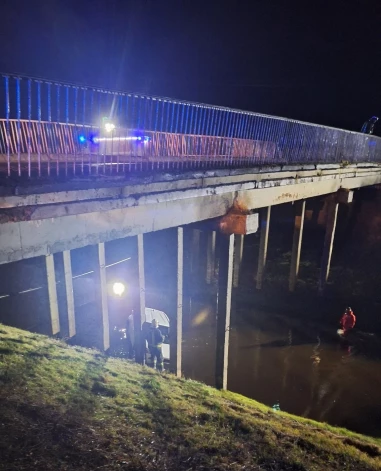 Kāds pārgalvīgs autovadītājs veco gadu noslēdza ar kaskadiera cienīgu triku – nobrauca no ceļu un “ietriecās” Gaujas-Baltezera kanālā.