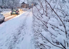 FOTO: kā ziemas pasakā - Kuldīgā uzsnigusi 11 centimetru bieza sniega sega