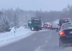 FOTO: uz Ventspils šosejas notikusi smaga divu spēkratu sadursme - satiksme paralizēta abos virzienos