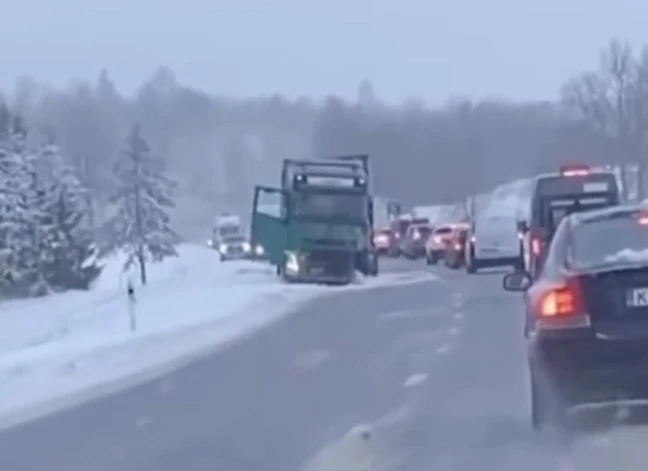 Sadrusmē iesaistīts kravas auto.