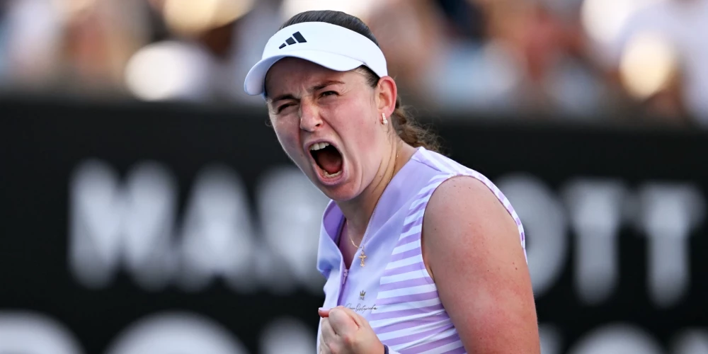 Aļona Ostapenko emocionāli atzīmē izcīnīto punktu "Australian Open" pirms gada.