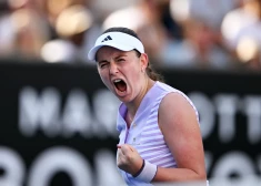 Aļona Ostapenko emocionāli atzīmē izcīnīto punktu "Australian Open" pirms gada.