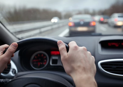 Pēc mikroautobusa un kravas automašīnas sadursmes uz Ventspils šosejas Talsu novadā atjaunota satiksme.