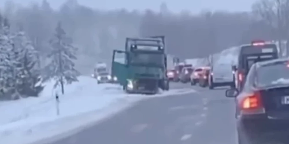 Talsu novada Strazdes pagastā uz Ventspils šosejas saskrējusies fūre un mikroautobuss, kas pārvadāja skolēnus. 