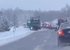 Talsu novada Strazdes pagastā uz Ventspils šosejas saskrējusies fūre un mikroautobuss, kas pārvadāja skolēnus. 