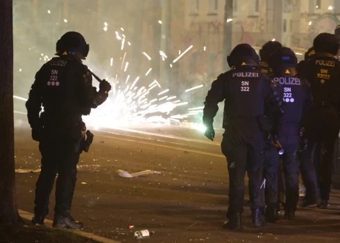 Policistiem Leipcigā bija jāuzmanās no uzbrukumiem ar pirotehniku.