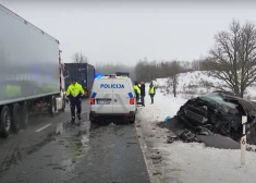 "Mikroautobusa vadītājs mēģināja apdzīt, pasažieri nebija piesprādzējušies" – atklājas jaunas detaļas par traģēdiju uz Ventspils šosejas