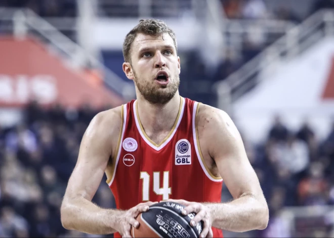 Bulgāra Vezenkova superspēle sekmē "Olympiacos" graujošu uzvaru pār "Bayern"