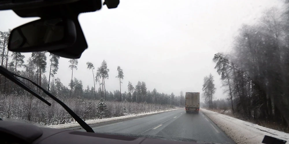 Autovadītājiem jāizvēlas braukšanas ātrums, kas atbilst ceļu seguma stāvoklim, kā arī droša distance.