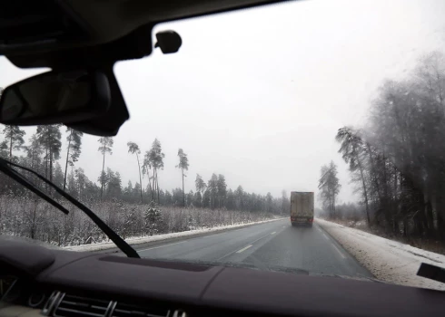 Autovadītājiem jāizvēlas braukšanas ātrums, kas atbilst ceļu seguma stāvoklim, kā arī droša distance.