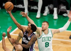 "Celtics" izgāž pēdējo ceturtdaļu un zaudē "Kings"; Porziņģim vēl viens "double-double"